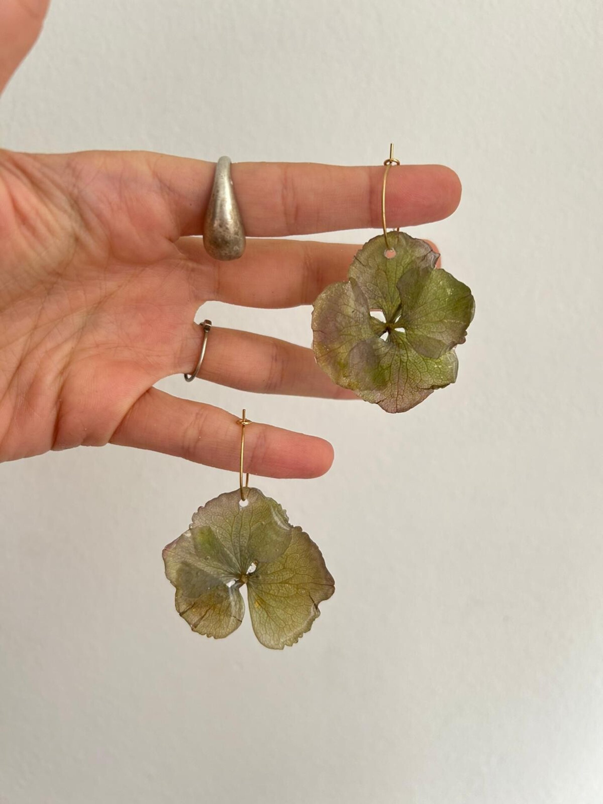 Fate of Ophelia 🪶 - pendientes hortensia - 2