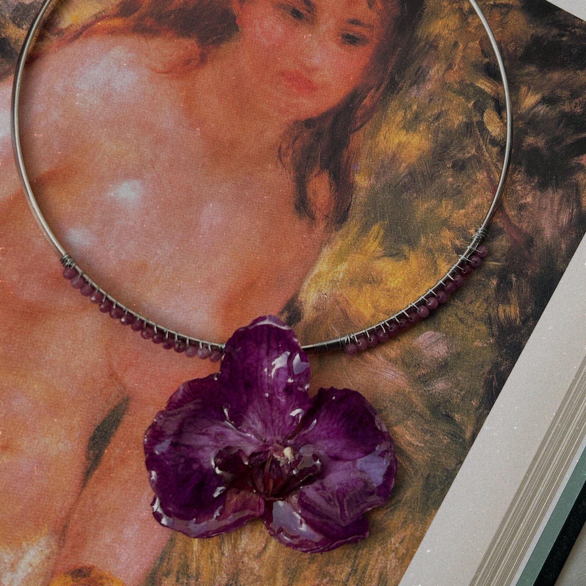 Lecciones en Paris 🌃 Collar de orquídea con cristales - 7