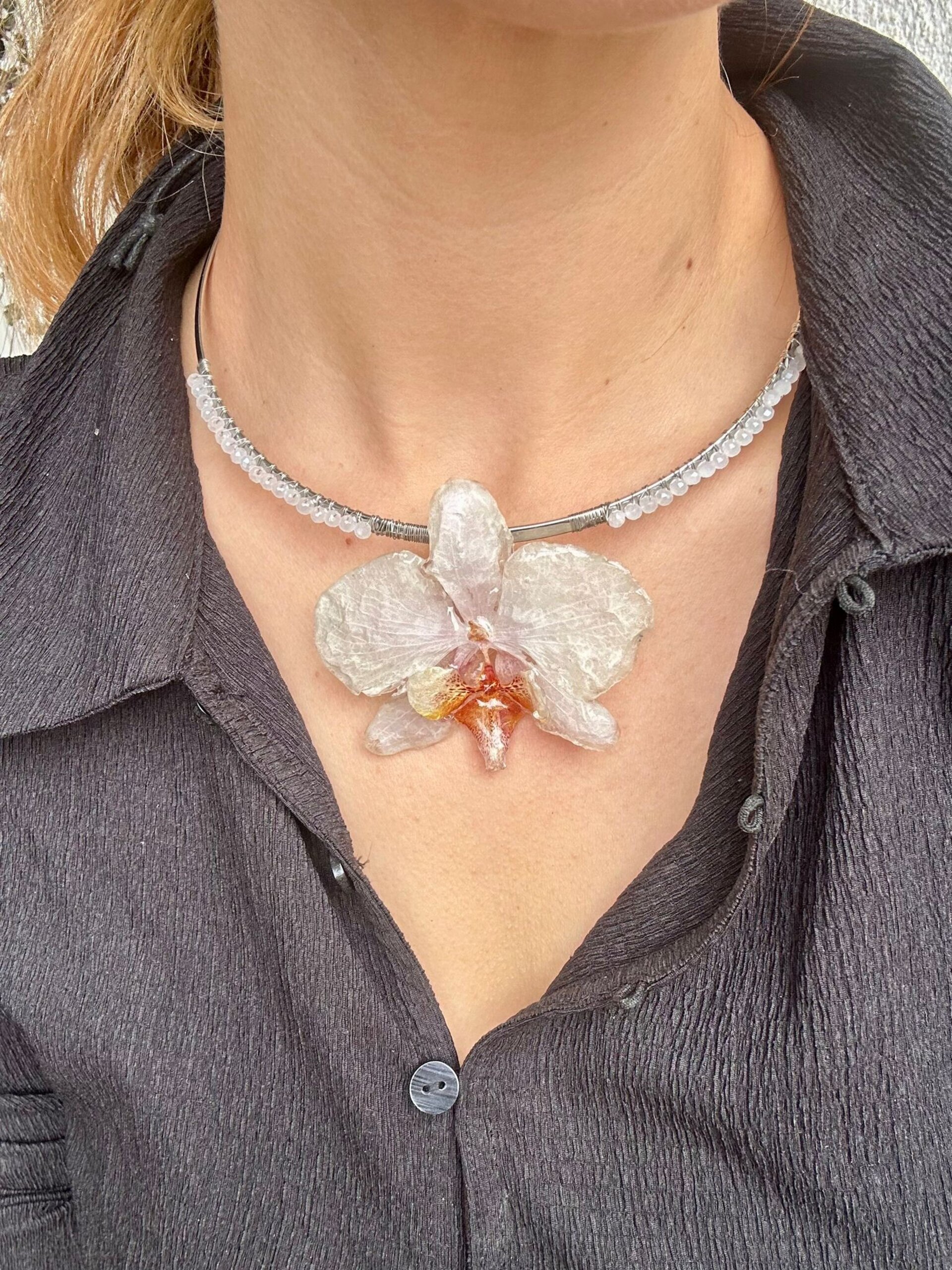 Lecciones en Paris 🌃 Collar de orquídea con cristales - 4