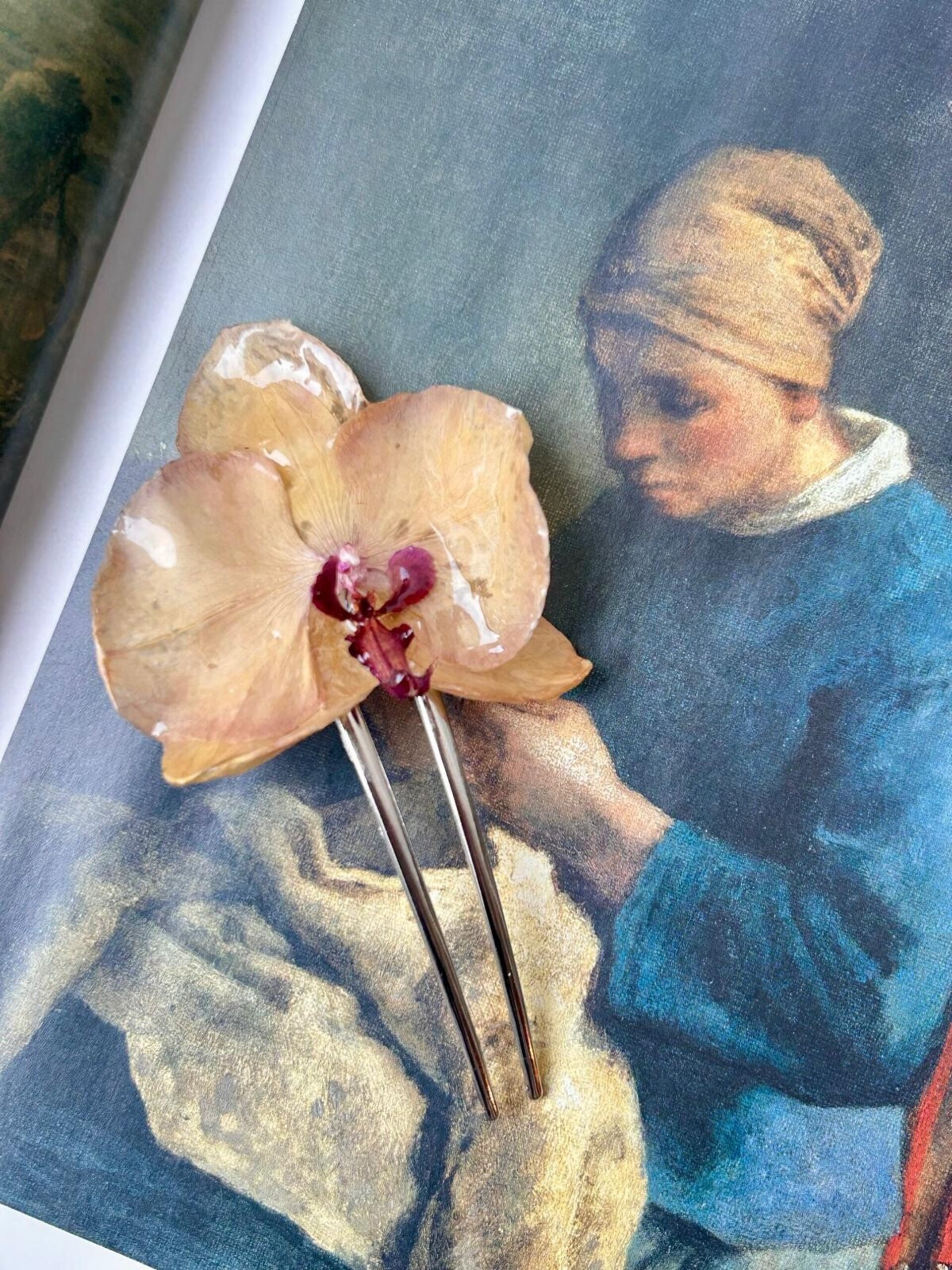 La siesta del martes 💤 - Pinza francesa con orquídea - 1