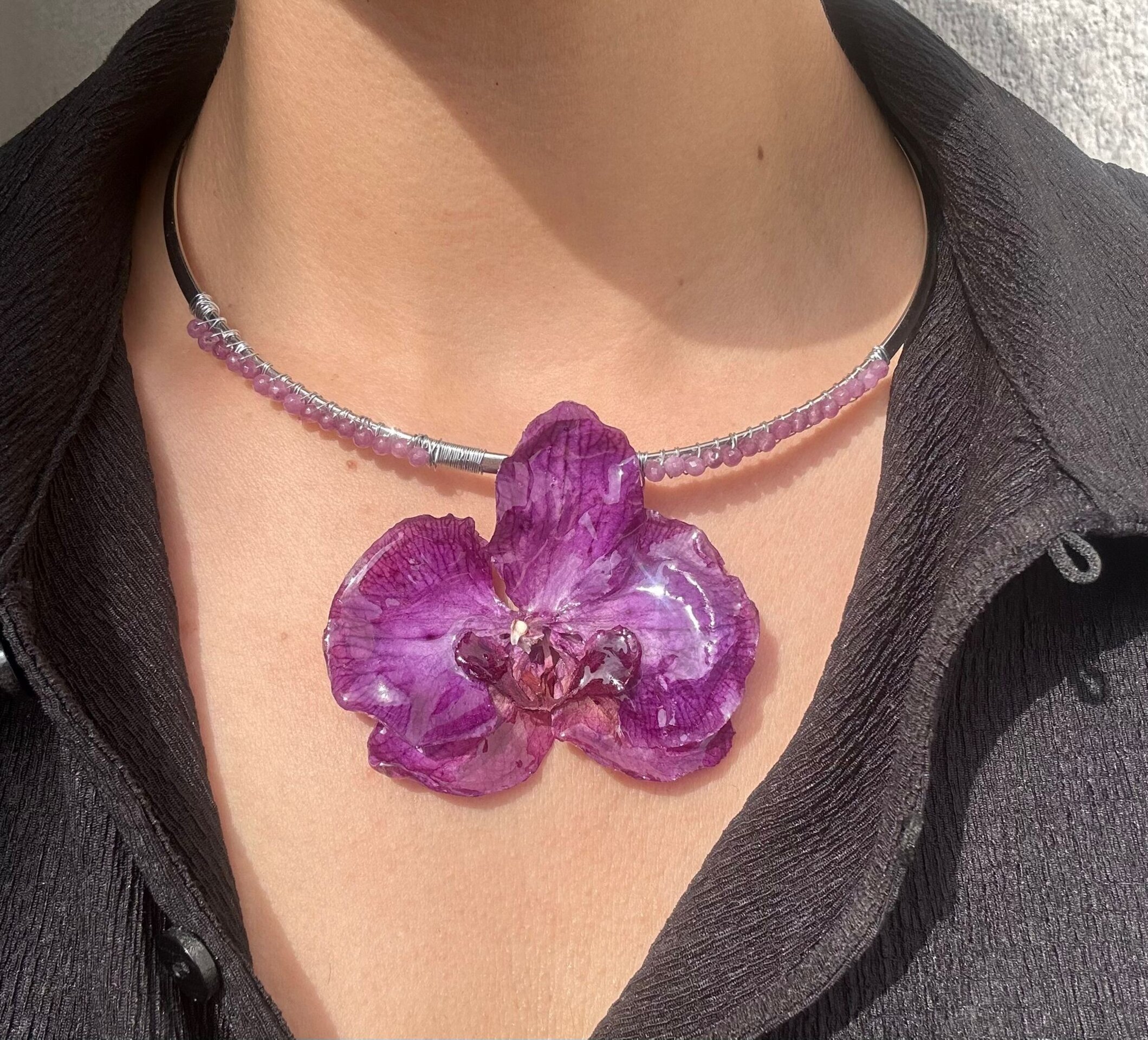 Lecciones en Paris 🌃 Collar de orquídea con cristales - 6