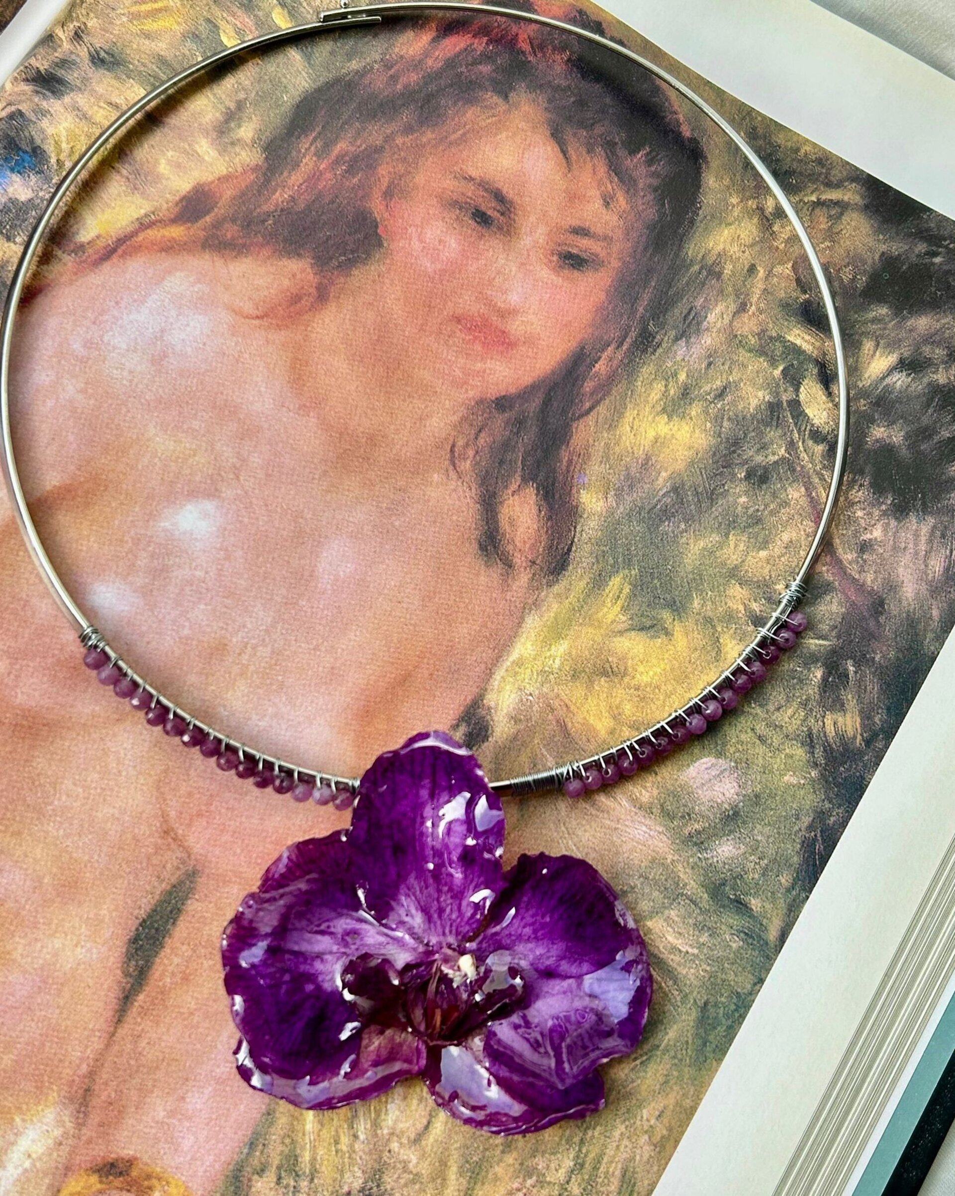 Lecciones en Paris 🌃 Collar de orquídea con cristales - 2