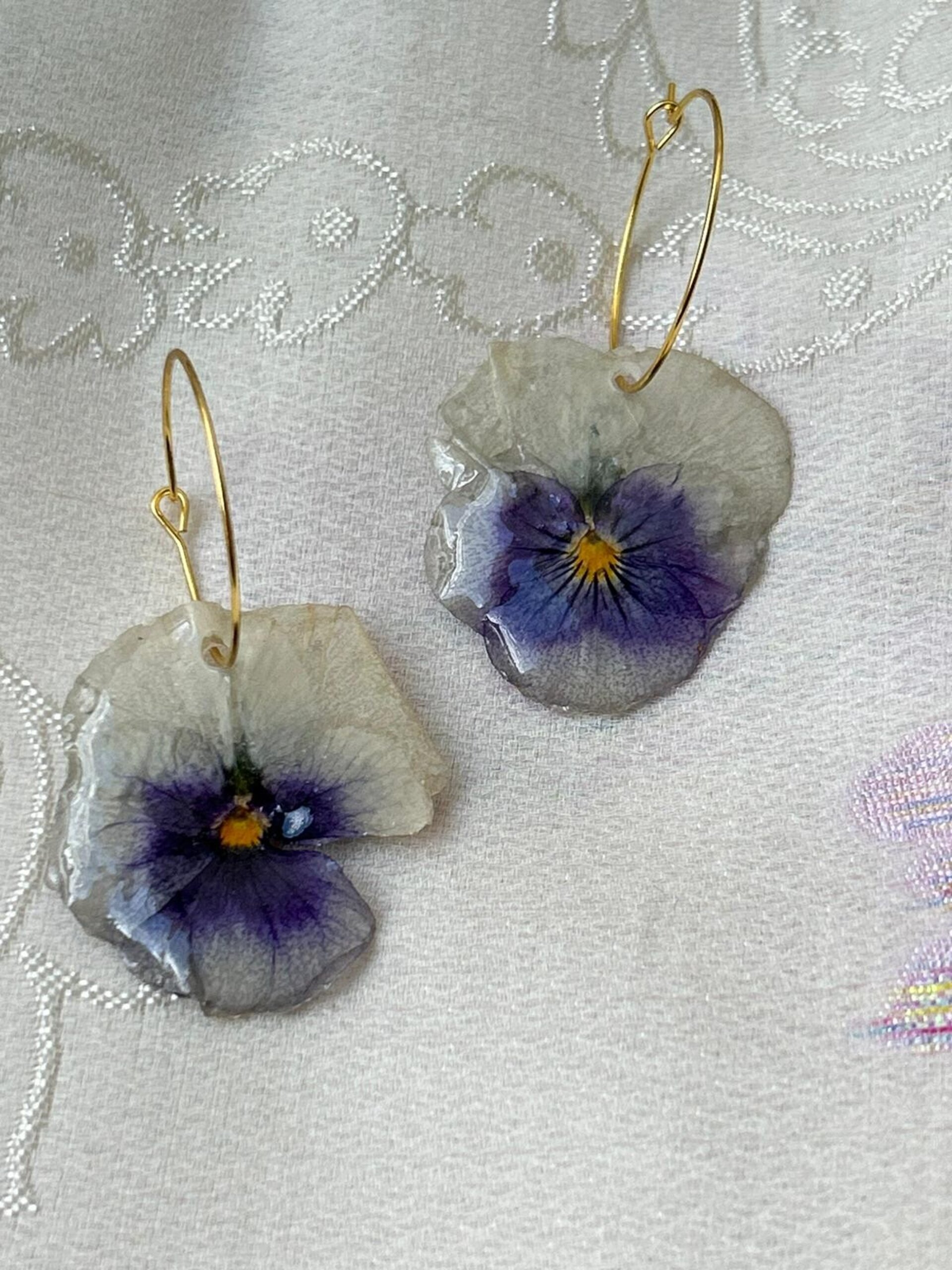 Memorias Imposibles 💗 - Pendientes Violas Aro Dorado - 3