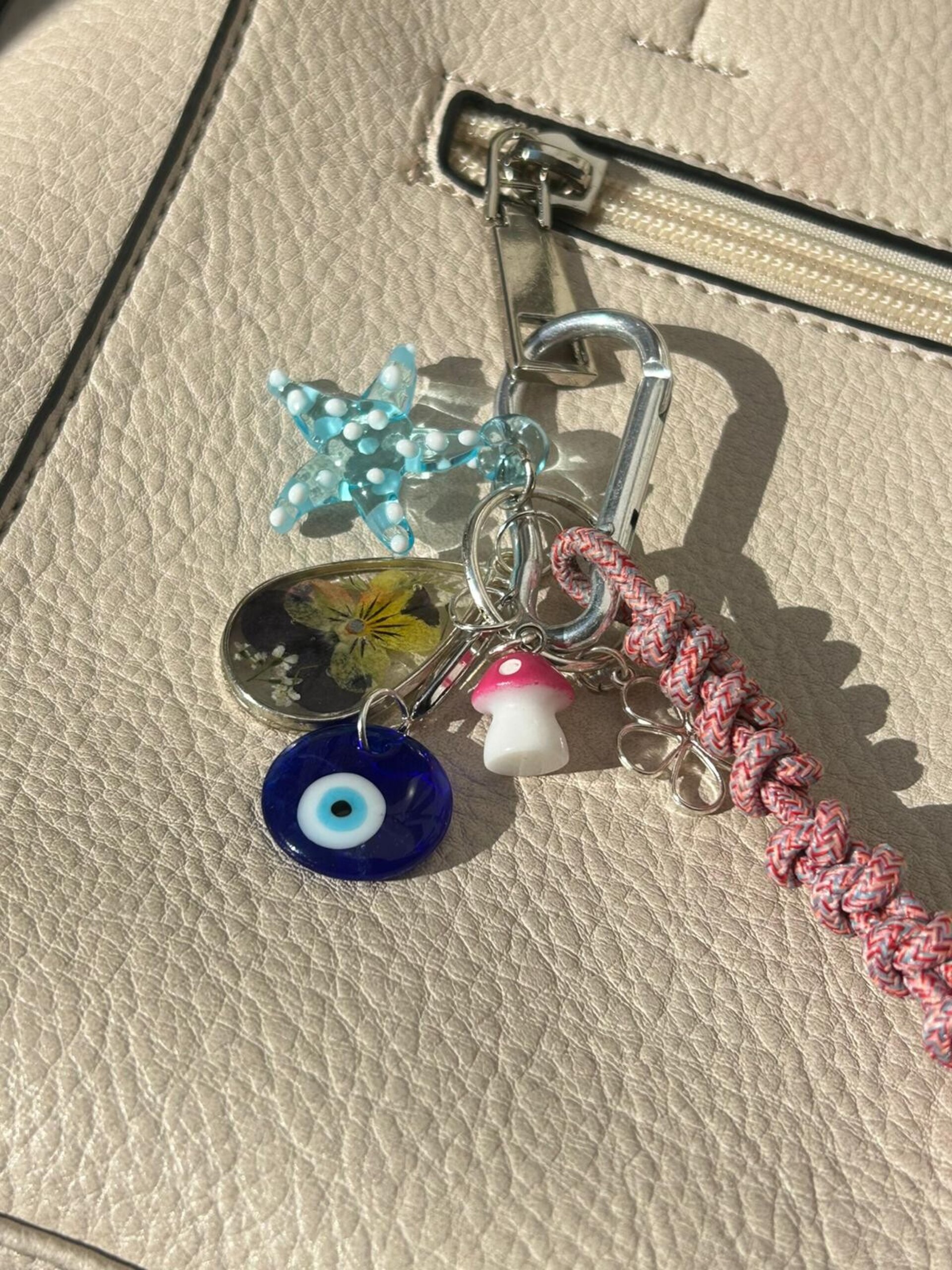 Charm para bolso modelo PEACE 🪬 - 3